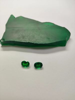 Sapphire Gemstone Materiale grezzo Laboratorio Prodotto Verde Oliva Molle menta Verde Smeraldo Verde Per Gioielli