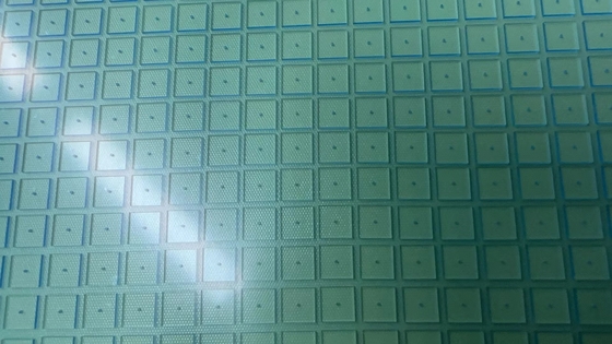 Buon prezzo Fori di perforazione UV della lastra di vetro borosilicato/del quarzo 4,4 x 4,4 X 0.5mmt in linea