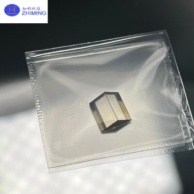 Buon prezzo Prisma di cristallo singolo di TiO₂ con superfici lucidate su 3 lati e orientamento <001>/<110> per la ricerca ottica in linea