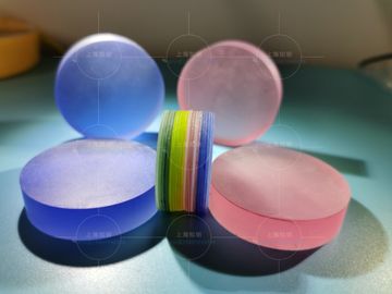Buon prezzo Cristallo di zaffiro su misura di colore del laser di dimensione per i coni retinici del laser e la cassa del vetro dell'orologio di colore in linea